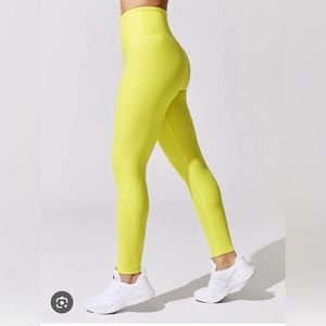NWT Beyond Yoga “Caught in the MIDI” high waisted legging in lemon yellow size M